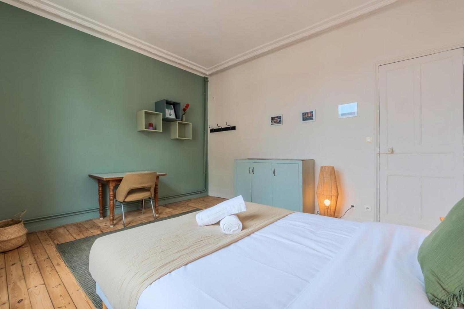 Apartment 2 Bedroom With Terrace, Near *