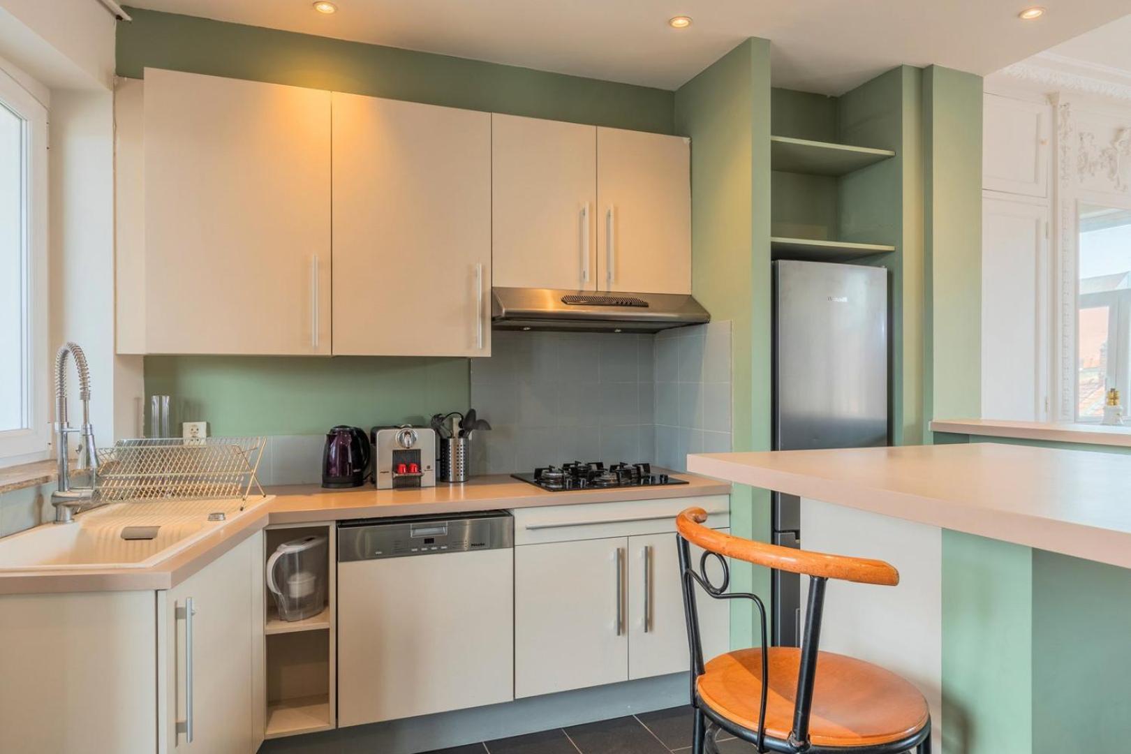 Apartment 2 Bedroom With Terrace, Near *