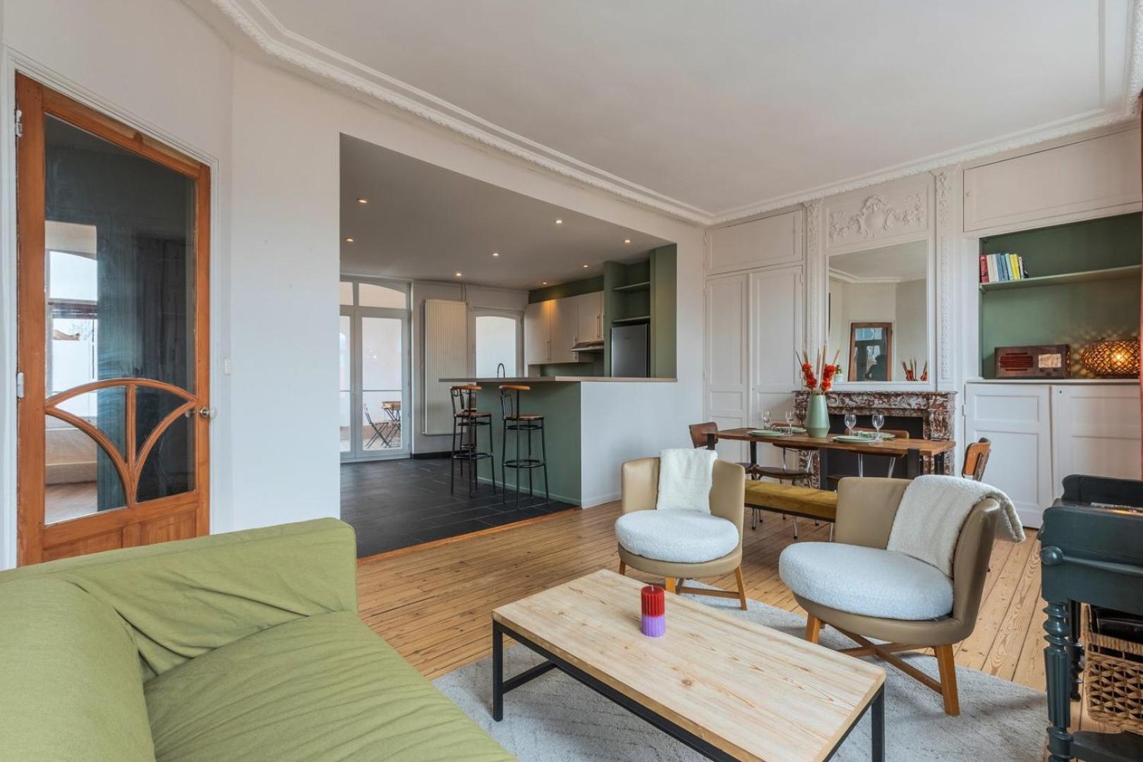 Apartment 2 Bedroom With Terrace, Near